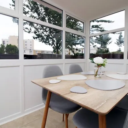 Family Home In The Charming Coastal Town Of Barry Exterior photo